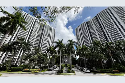 21205 Yacht Club Dr #PH09, Aventura, FL 33180 - Photo 2