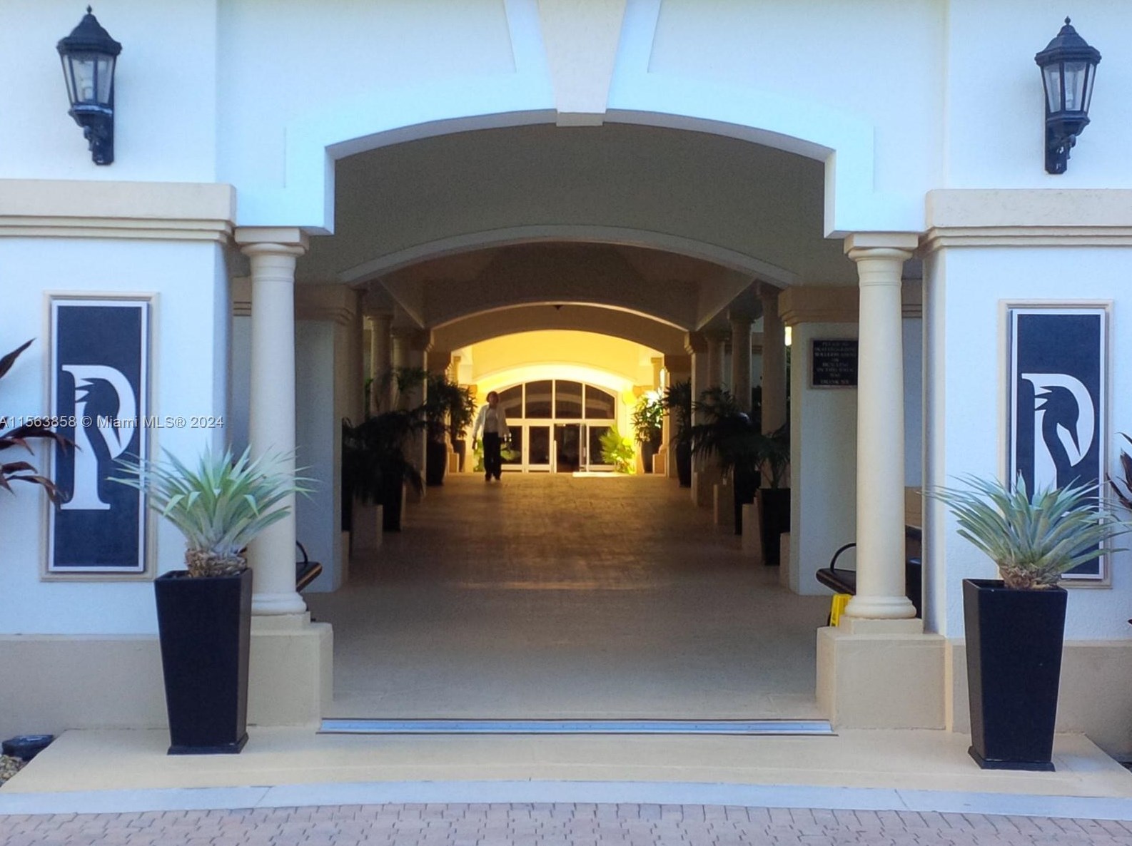 21205 Yacht Club Dr #3209, Miami, FL 33180