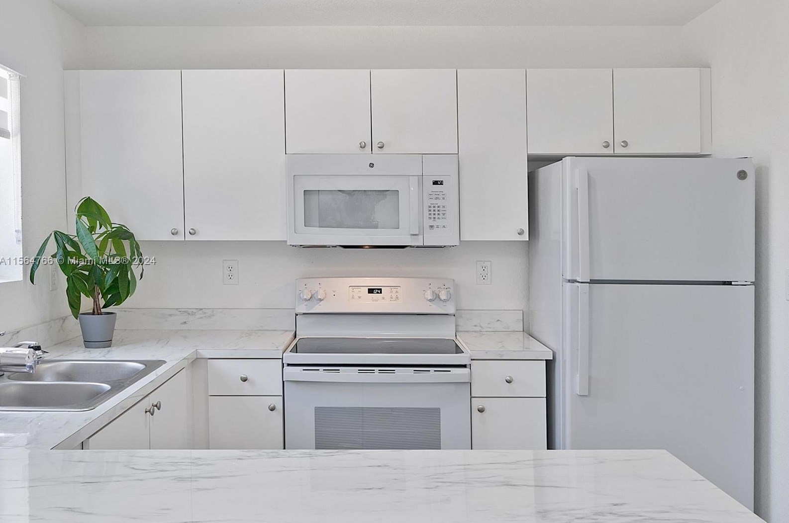 18 3rd Ct, Homestead, FL 33034-4693