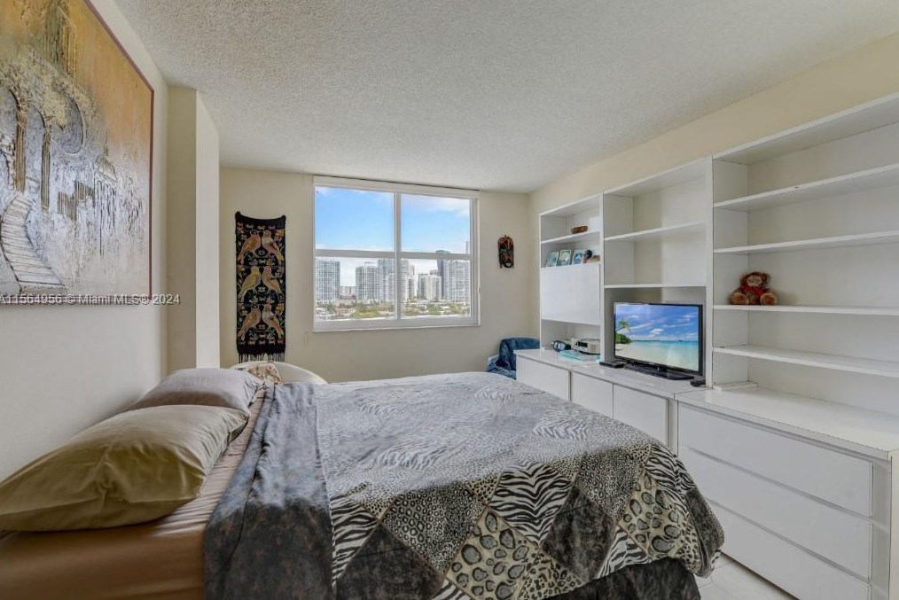 500 Bayview Dr, Miami FL  33160-4710 exterior