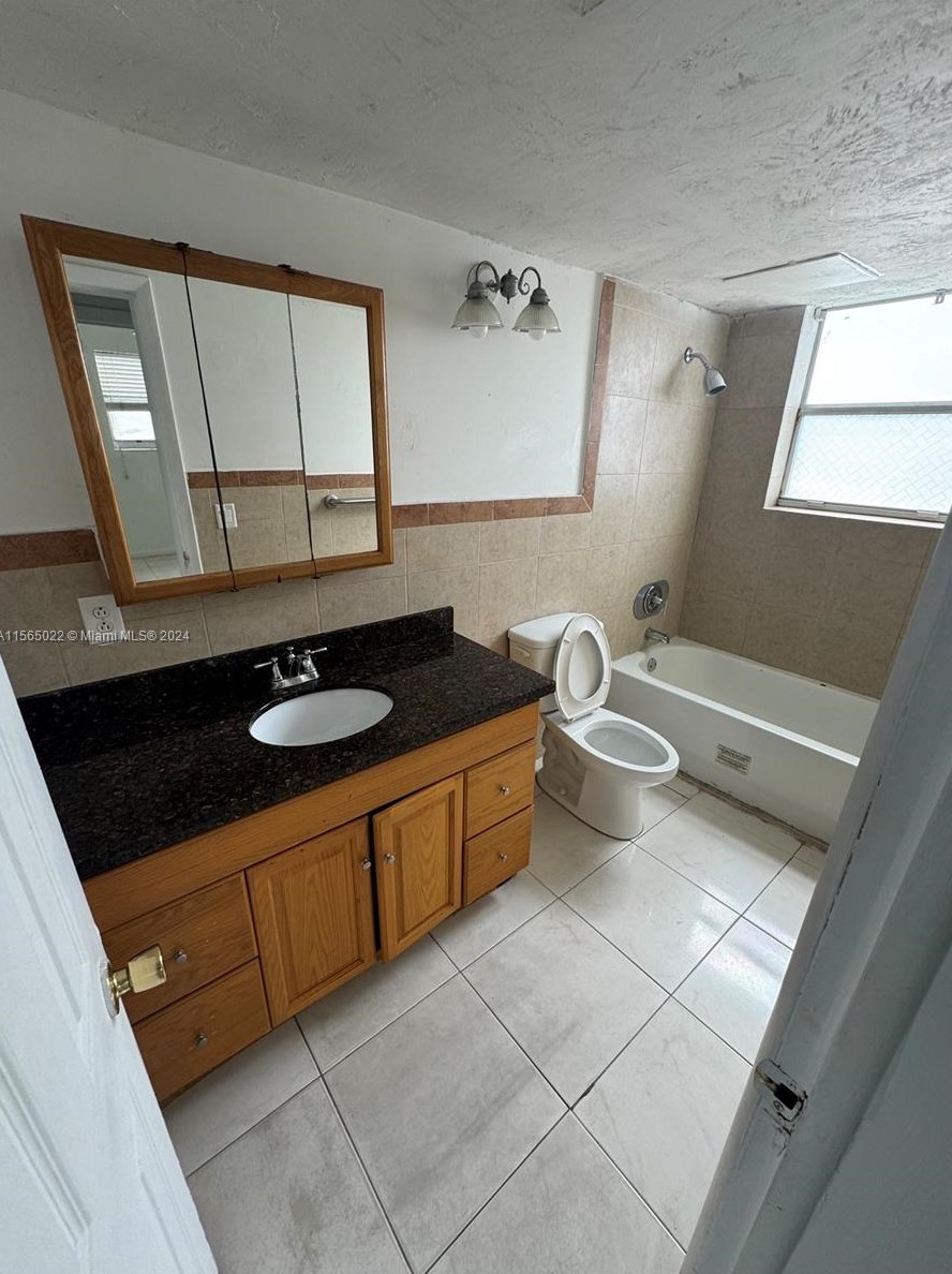 1445 28th St, Hialeah, FL 33010-1044