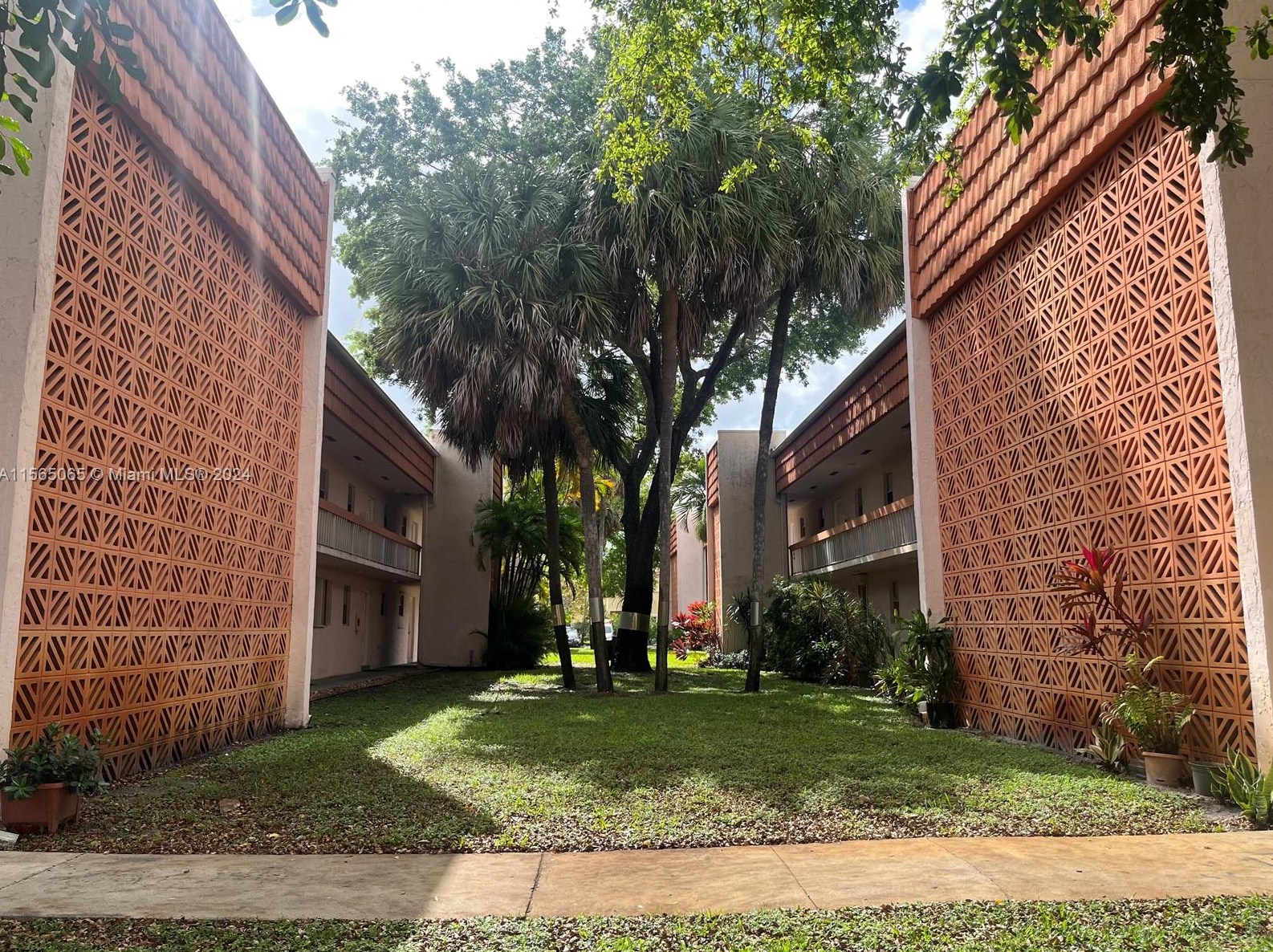 7610 Stirling Rd Apt B204, Hollywood, FL 33024