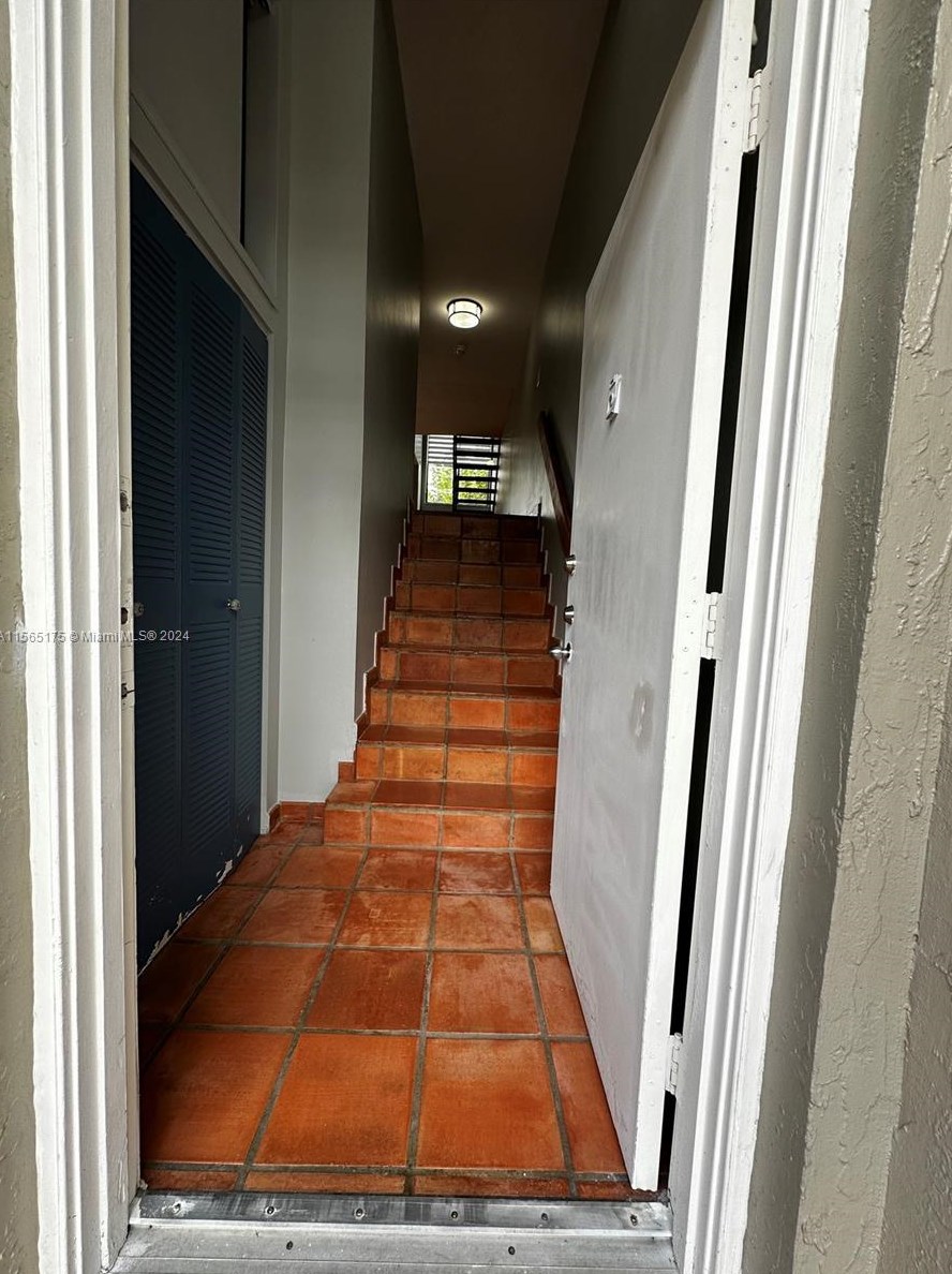 10000 Nw 9th Street Cir #21, Miami, FL 33172