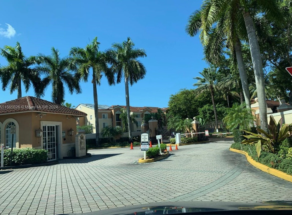 2011 Renaissance Blvd, Hollywood FL  33025-5625 exterior