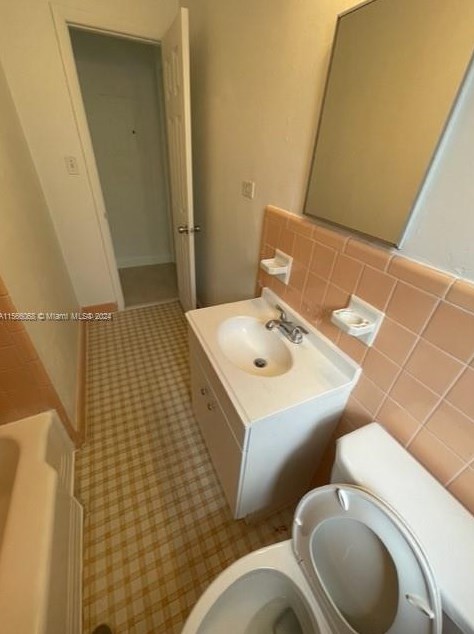 7885 Crespi Blvd, Miami FL 33141-1119 exterior