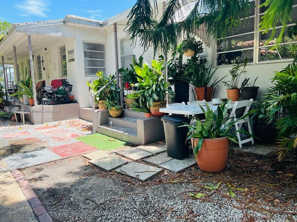 7885 Crespi Blvd, Miami FL 33141-1119 exterior