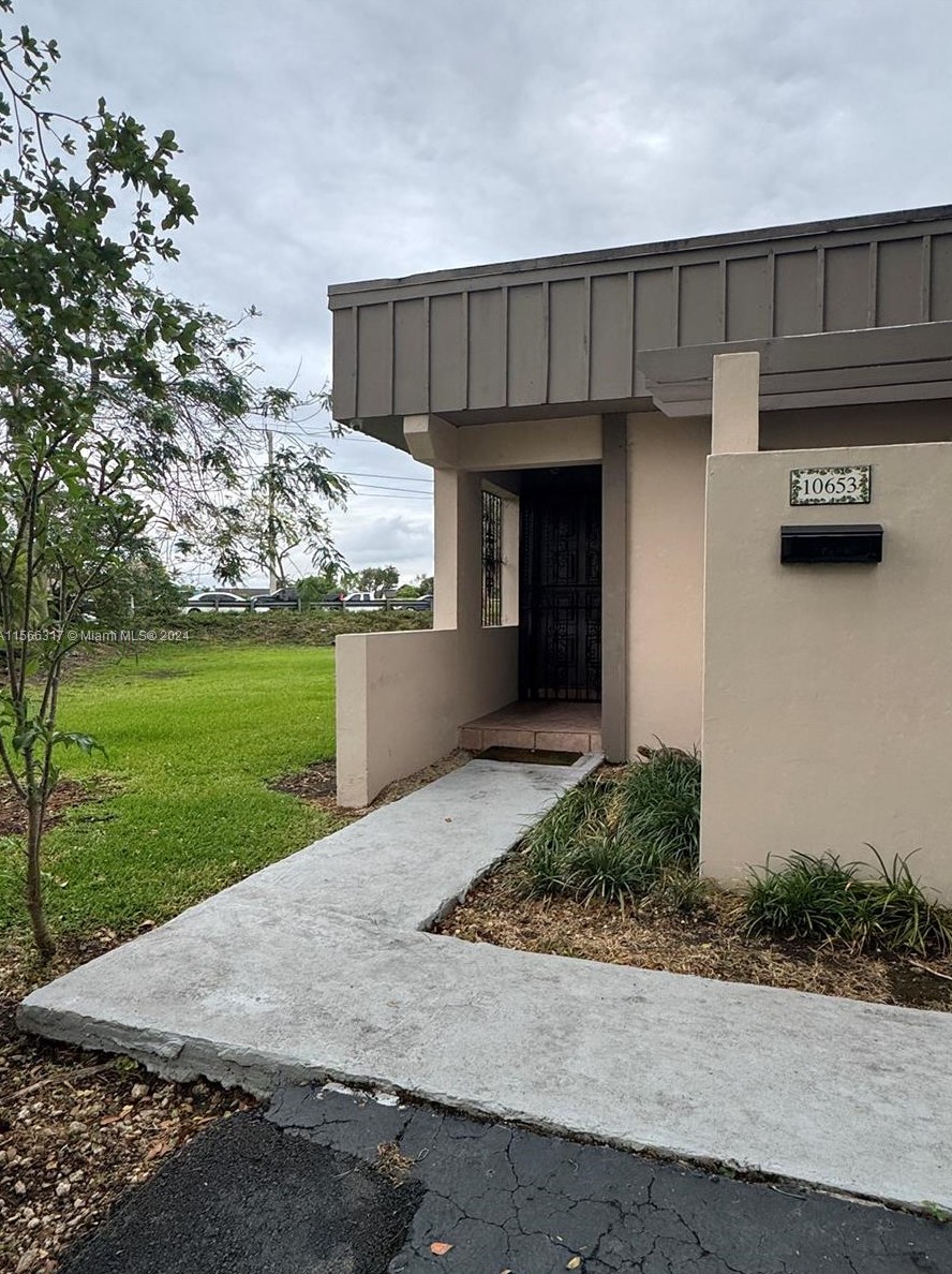 10653 73rd Terrace Cir, Miami, FL 33173-1761