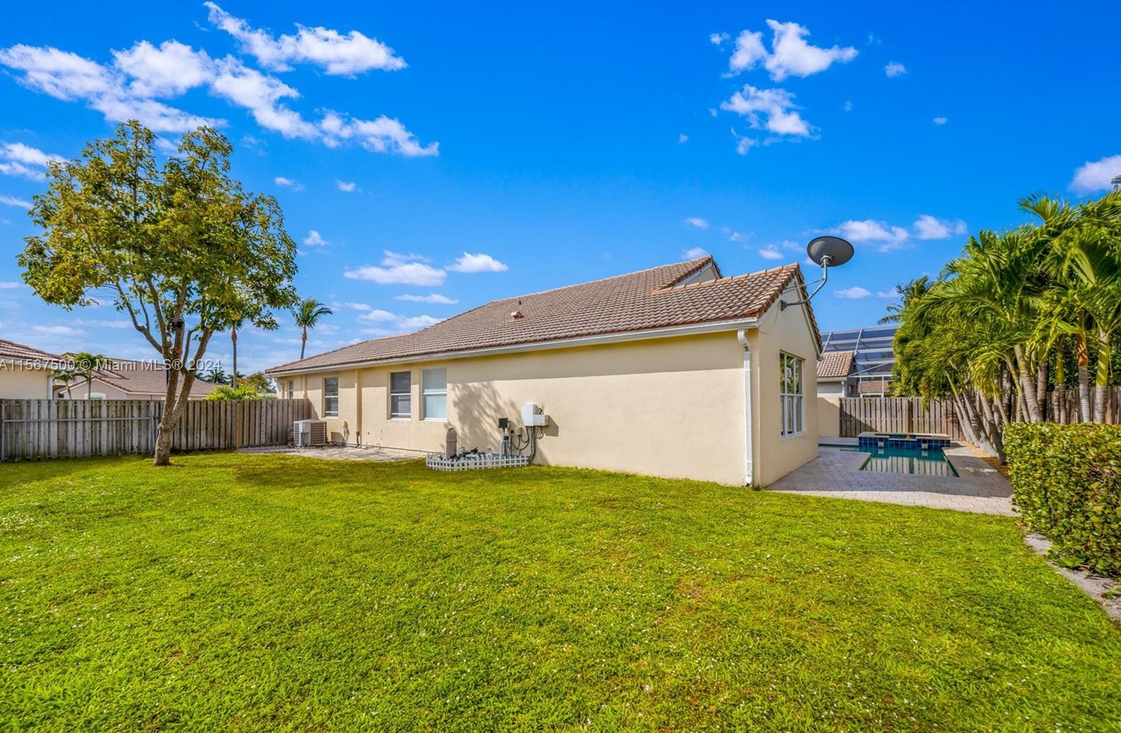 9325 Cove Point Cir, Boynton Beach FL  33472-2767 exterior