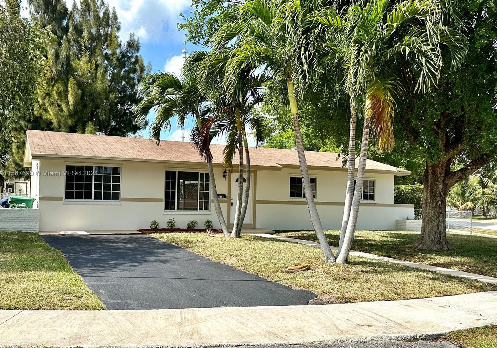 265 203rd Ter, Miami, FL 33169-2522