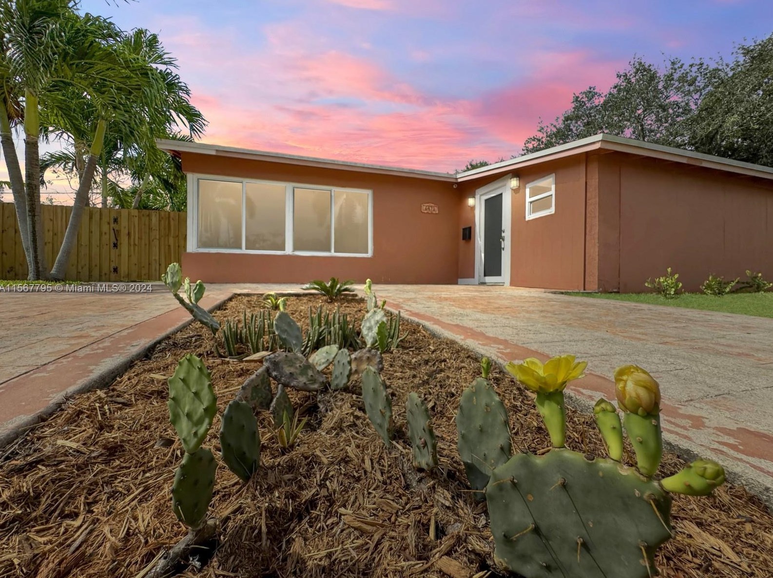 6470 Perry St, Hollywood, FL 33024-2035