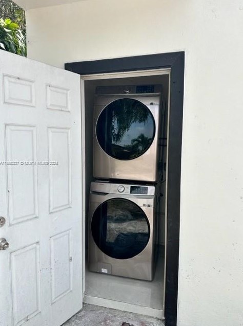 42 10th Ter, Dania Beach FL  33004-4323 exterior