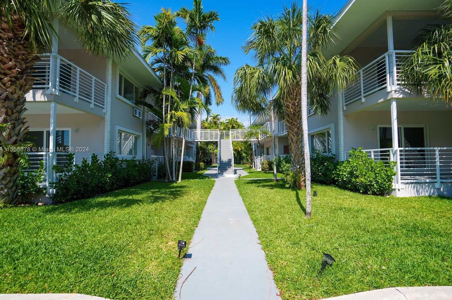 1185 98th St, Miami, FL 33154-2571