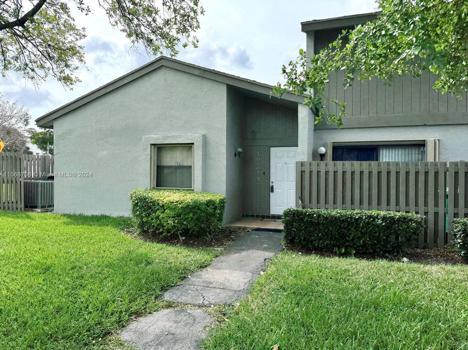 10605 113th Pl, Miami, FL 33176-8279
