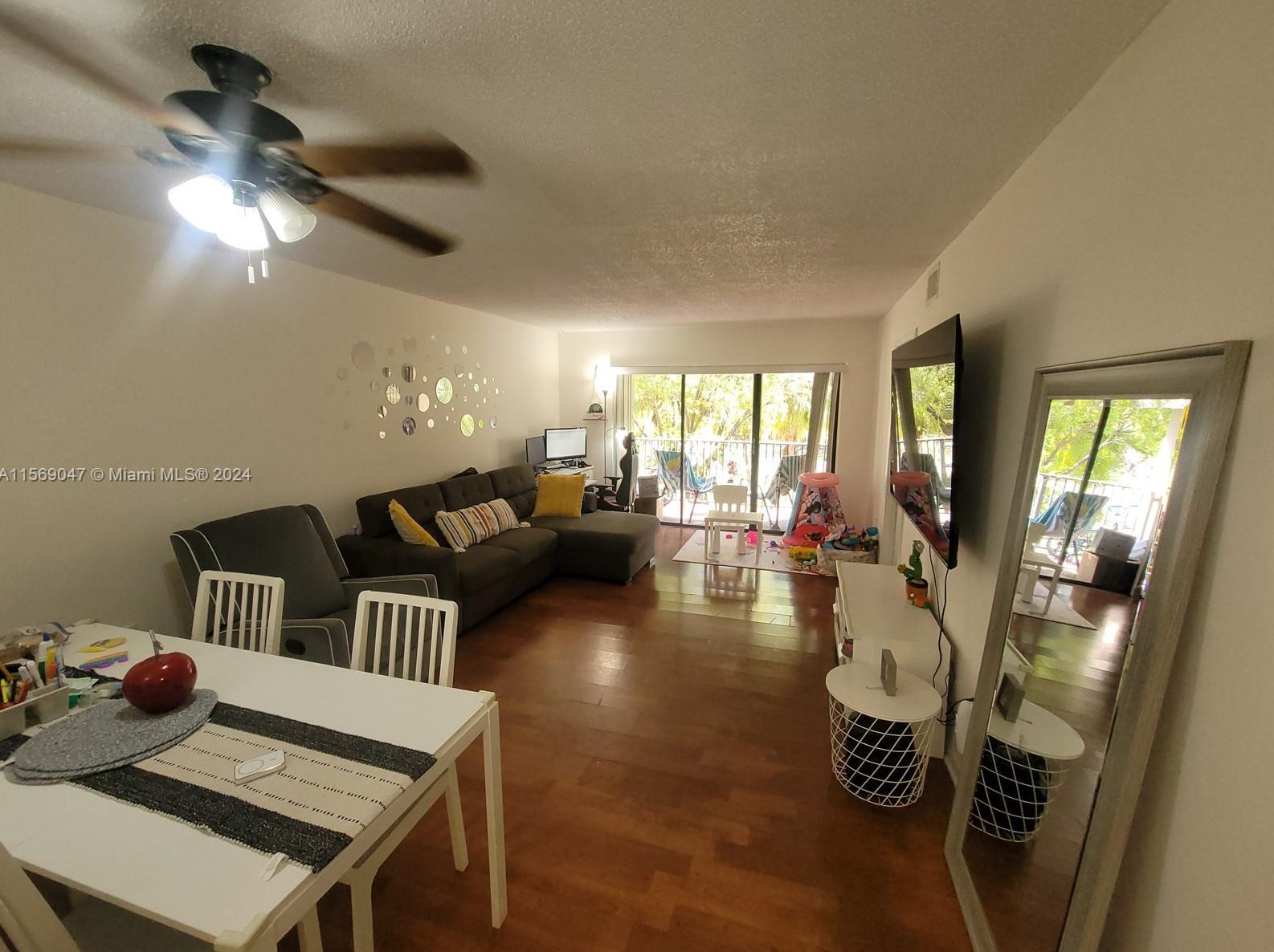 330 Park Dr, Miami, FL 33172-3908