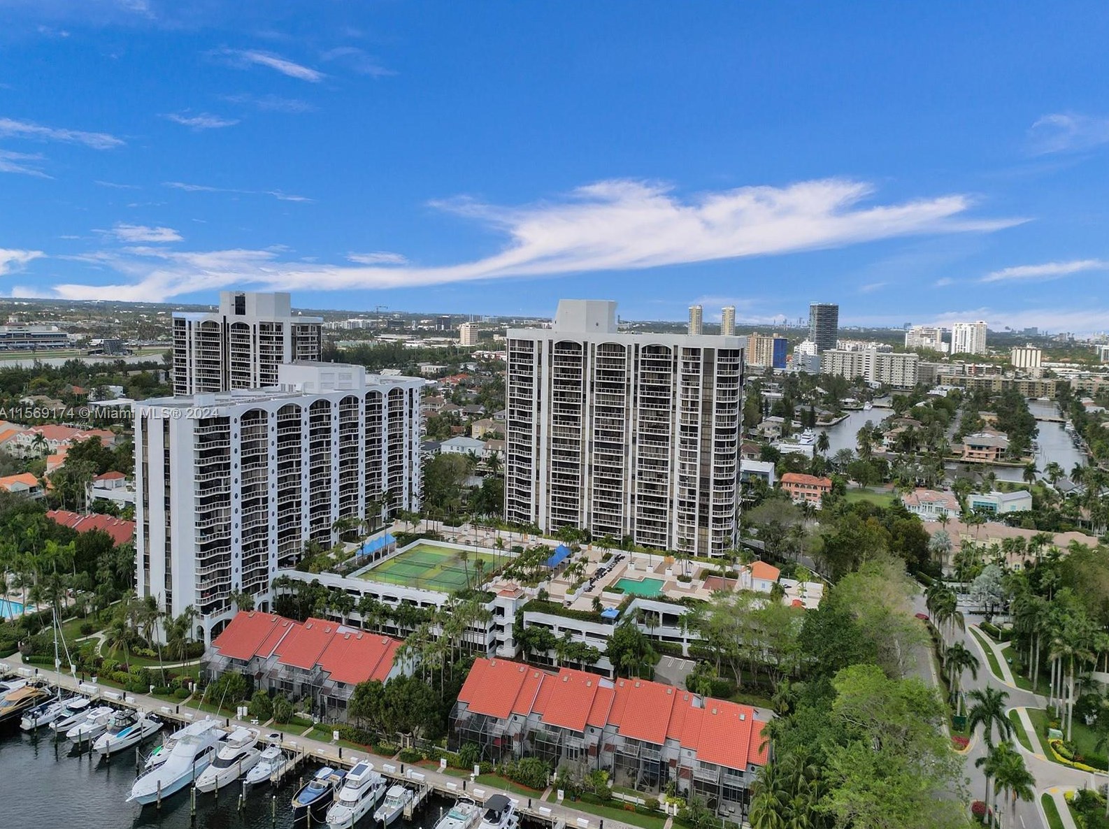 3640 Yacht Club Dr, Miami FL 33180-3505 exterior