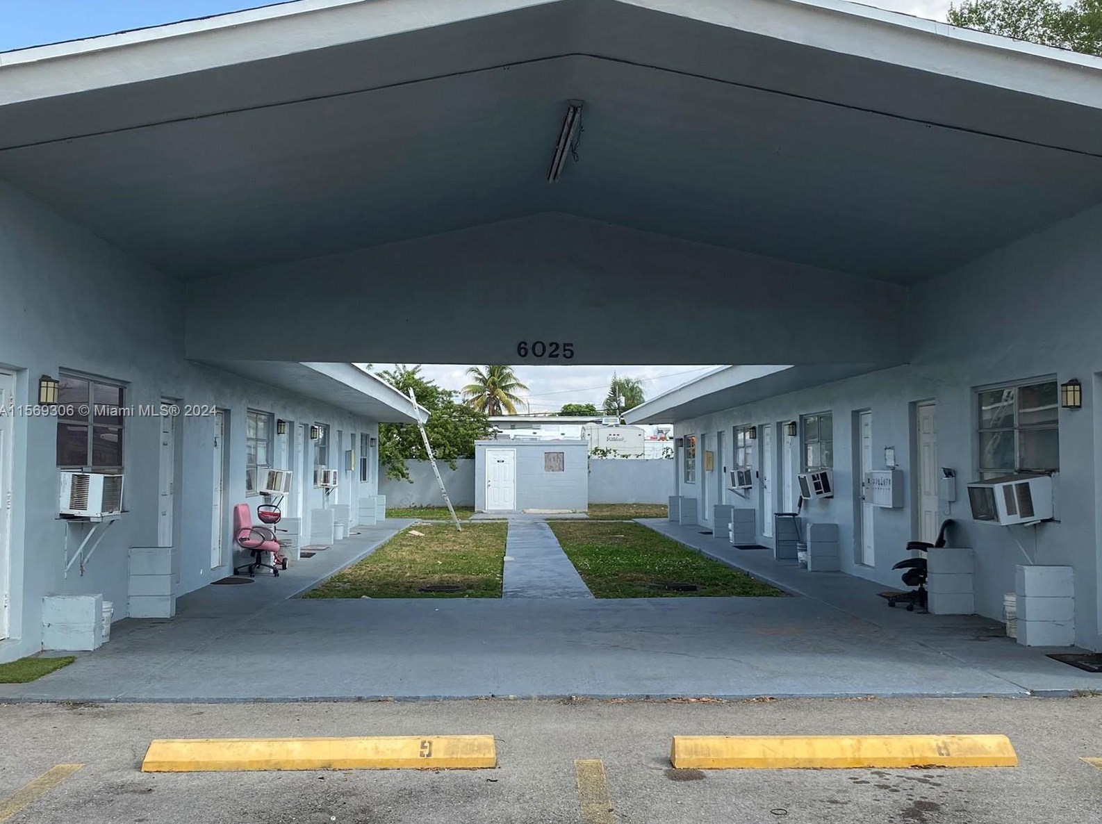 6025 Polk St, Hollywood FL  33024-7958 exterior