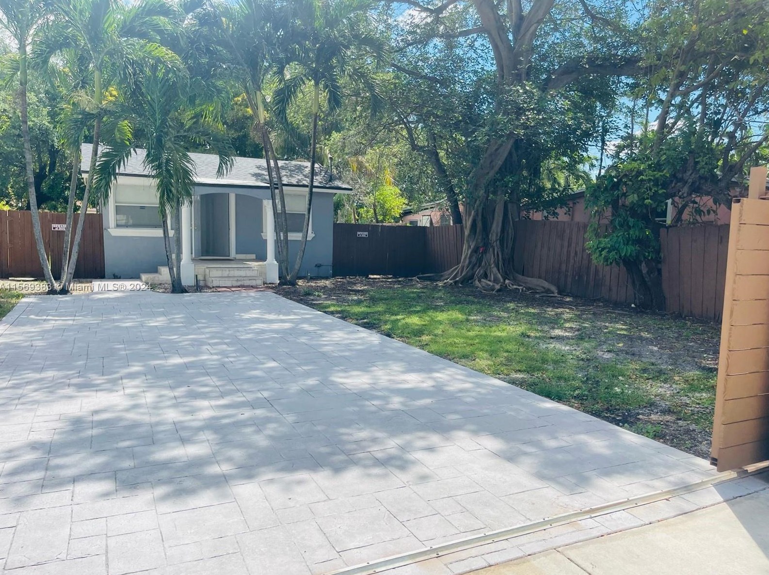 9545 5th Ave, Miami, FL 33138-2728