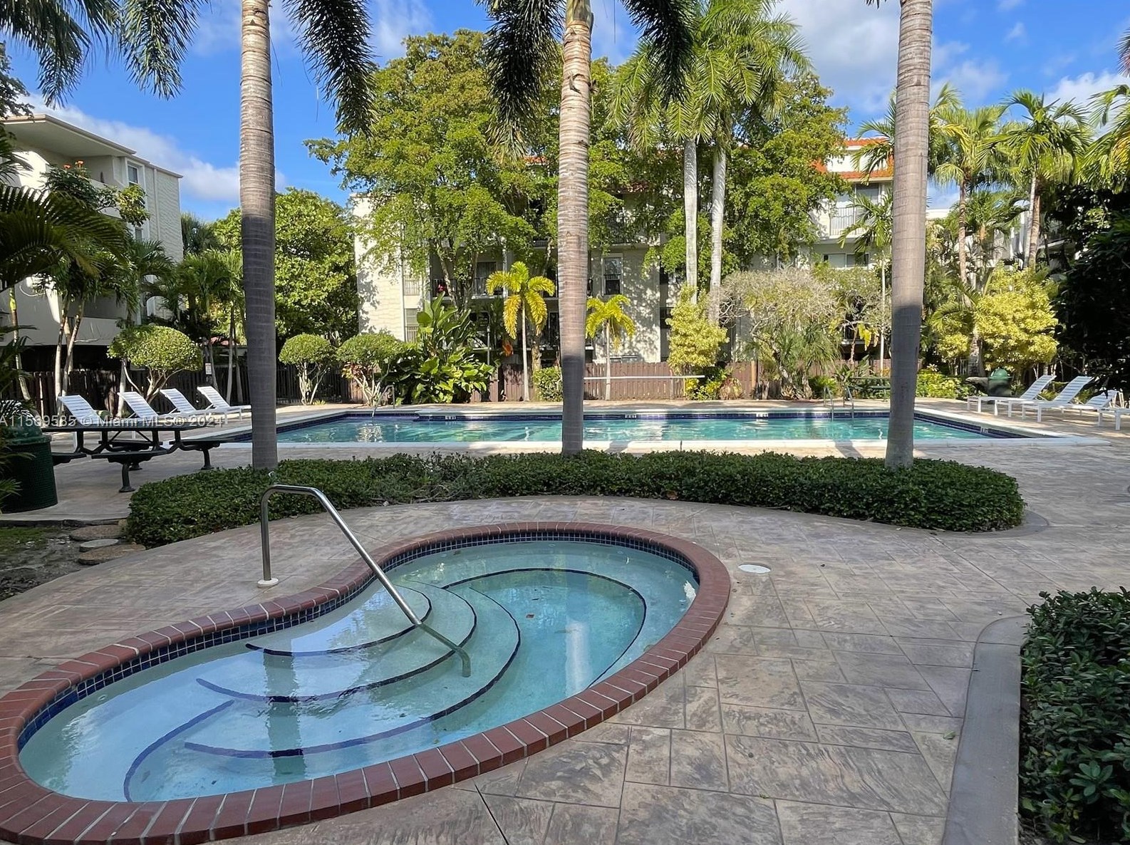 6900 Kendall Dr, Miami FL 33156-1574 exterior