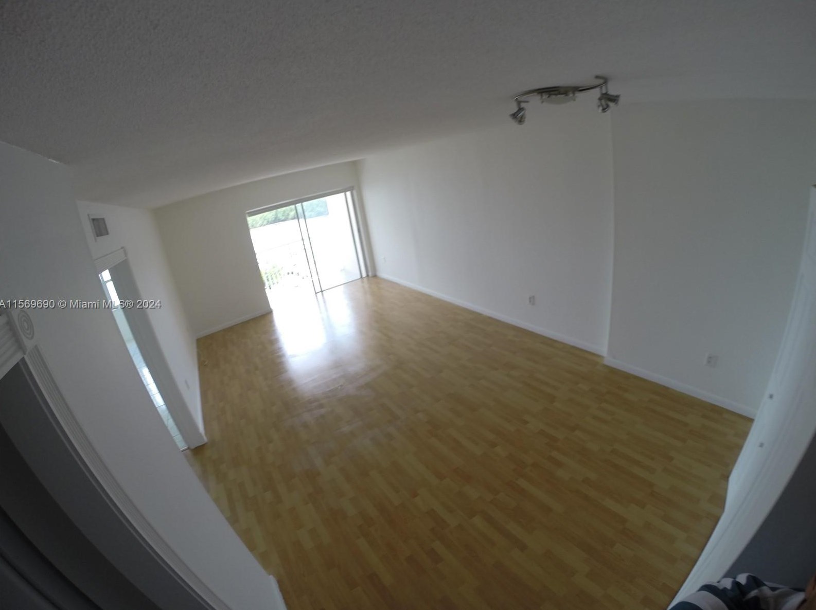 400 Kings Point Dr #905, Miami, FL 33160