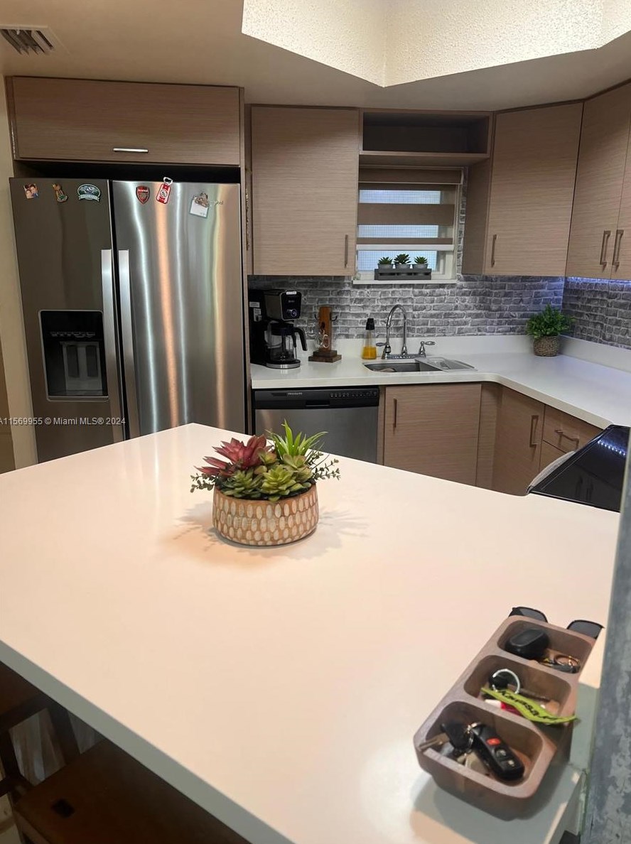 8373 Lake Dr #204, Miami, FL 33166