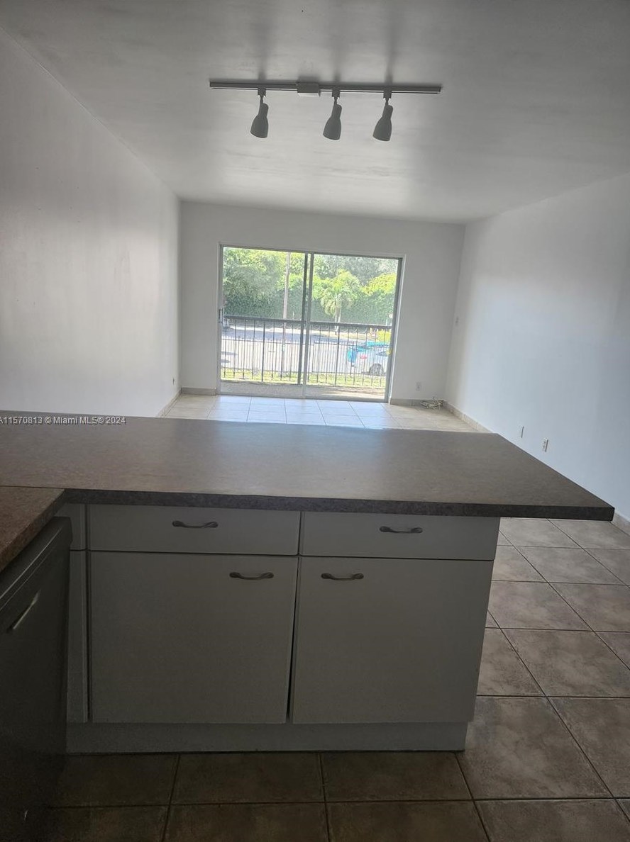 8005 Lake Dr, Miami, FL 33166-4640