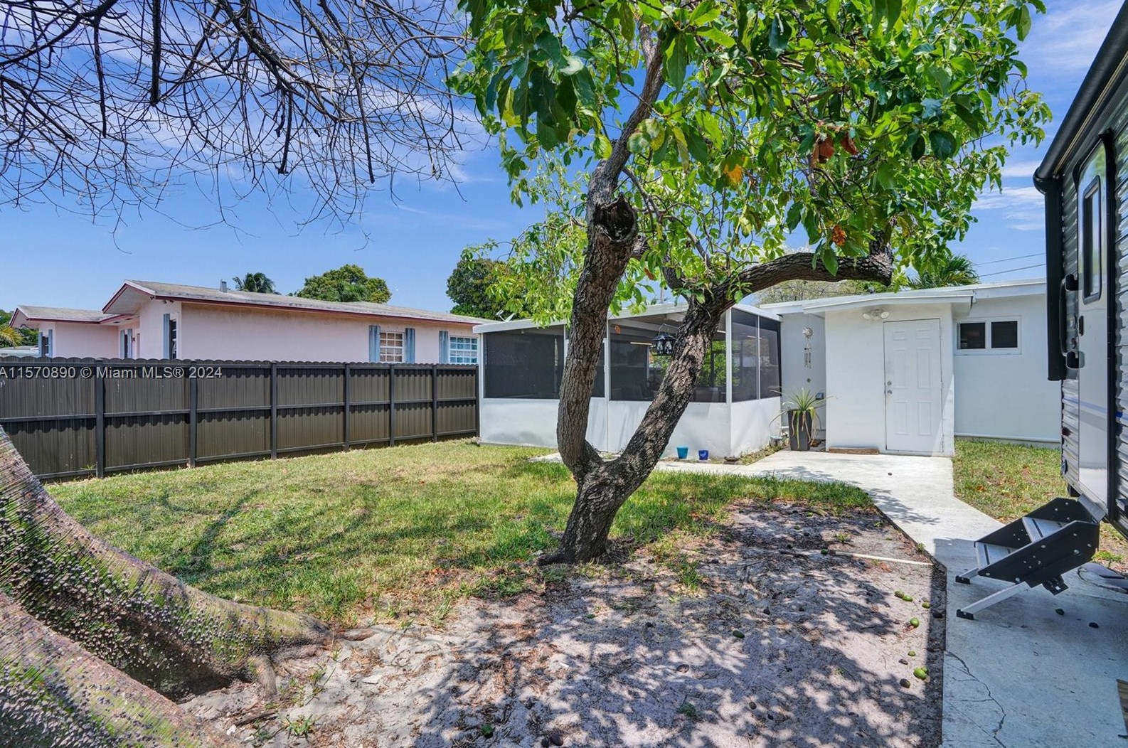 5420 7th Ave, Hialeah FL  33012-2550 exterior