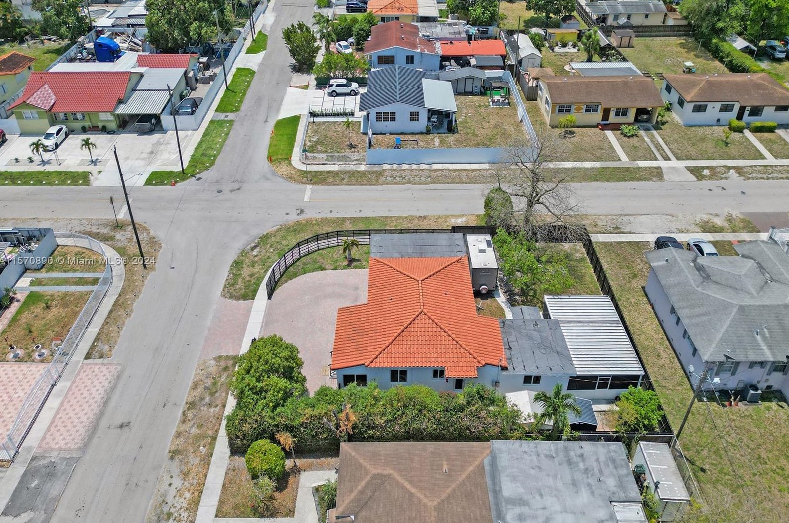 5420 7th Ave, Hialeah FL  33012-2550 exterior