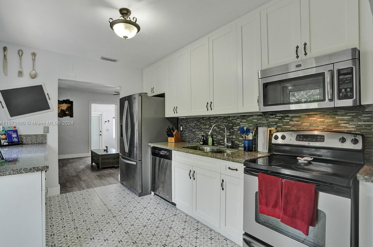 5420 7th Ave, Hialeah FL  33012-2550 exterior