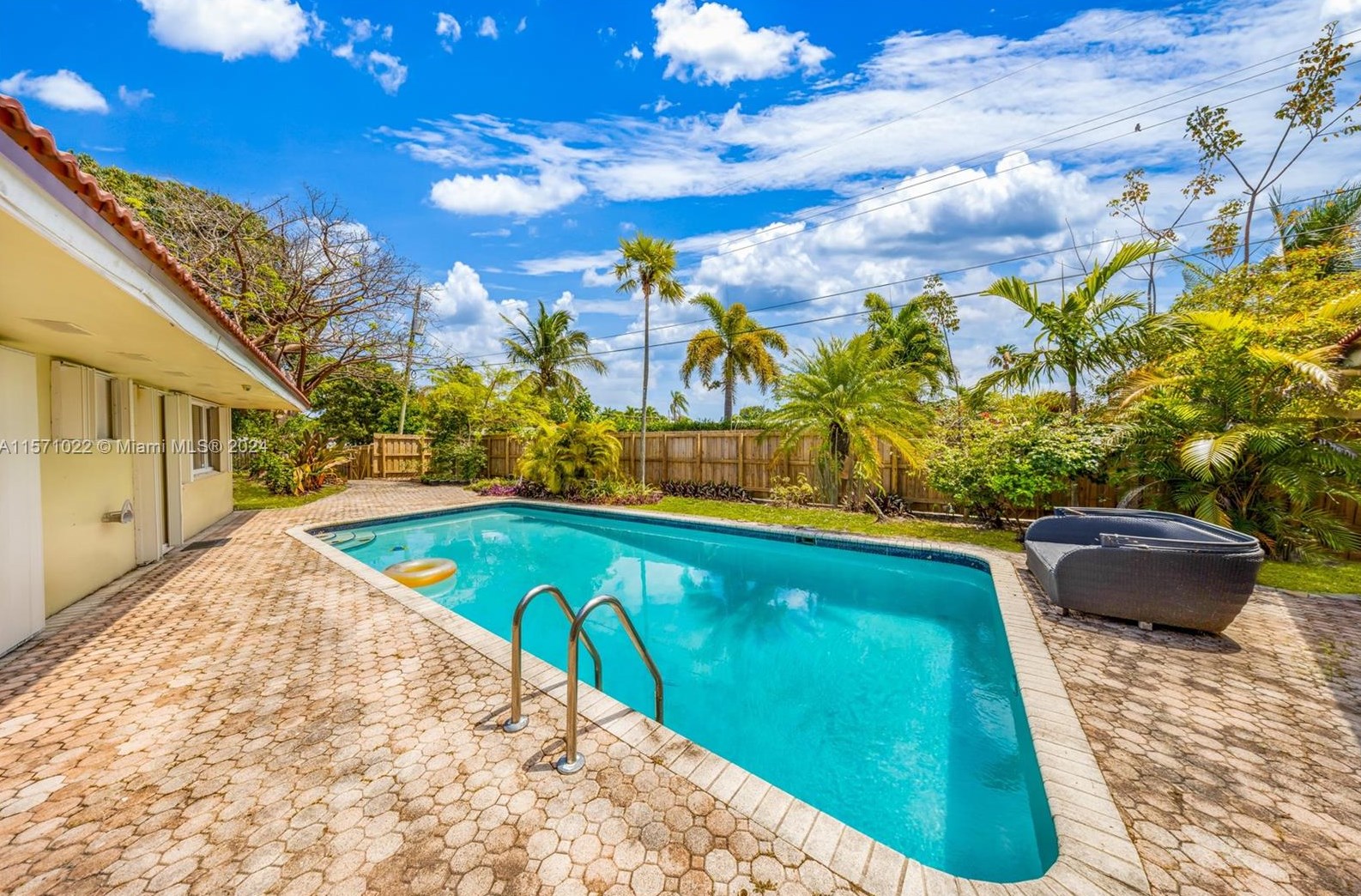 3720 Longfellow Cir, Hollywood FL  33021-4937 exterior
