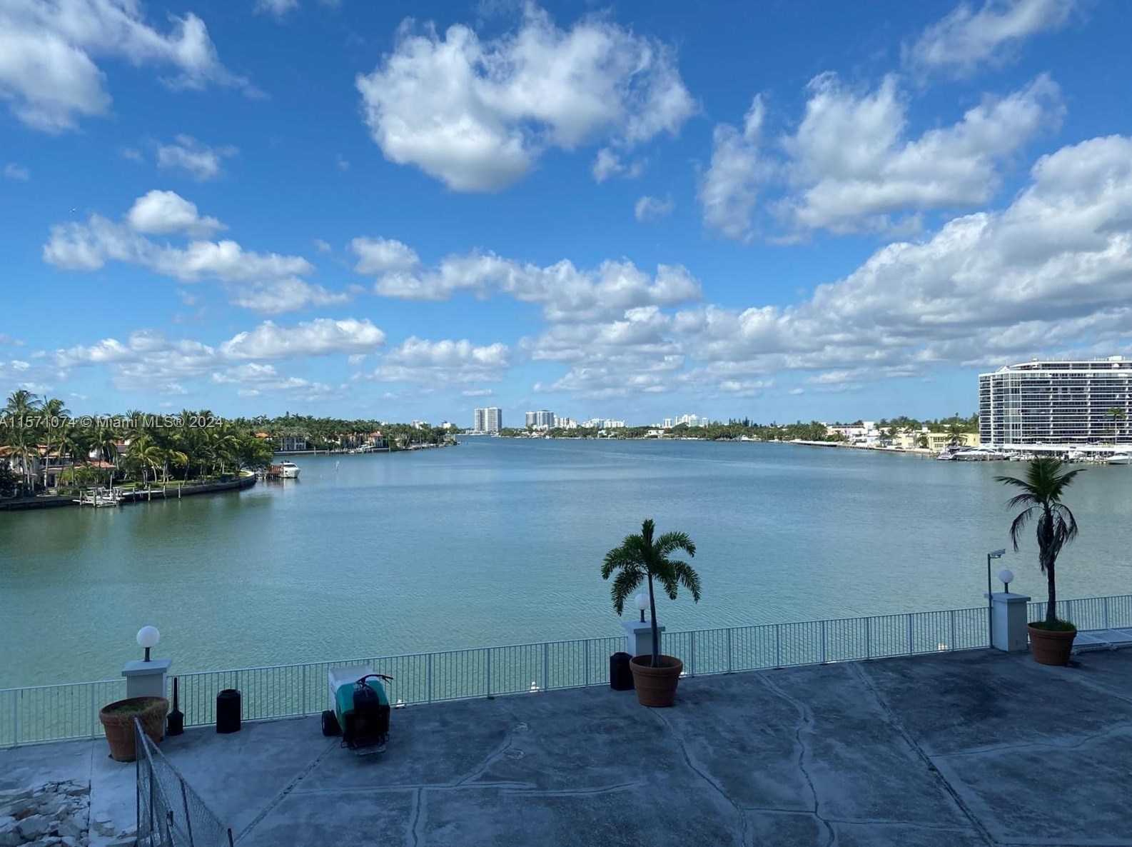 6770 Indian Creek Dr, Miami Beach FL  33141-5702 exterior