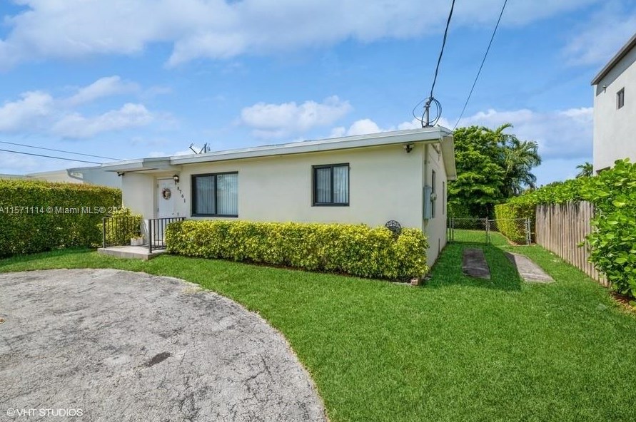 8761 34th St, Miami, FL 33165-4273