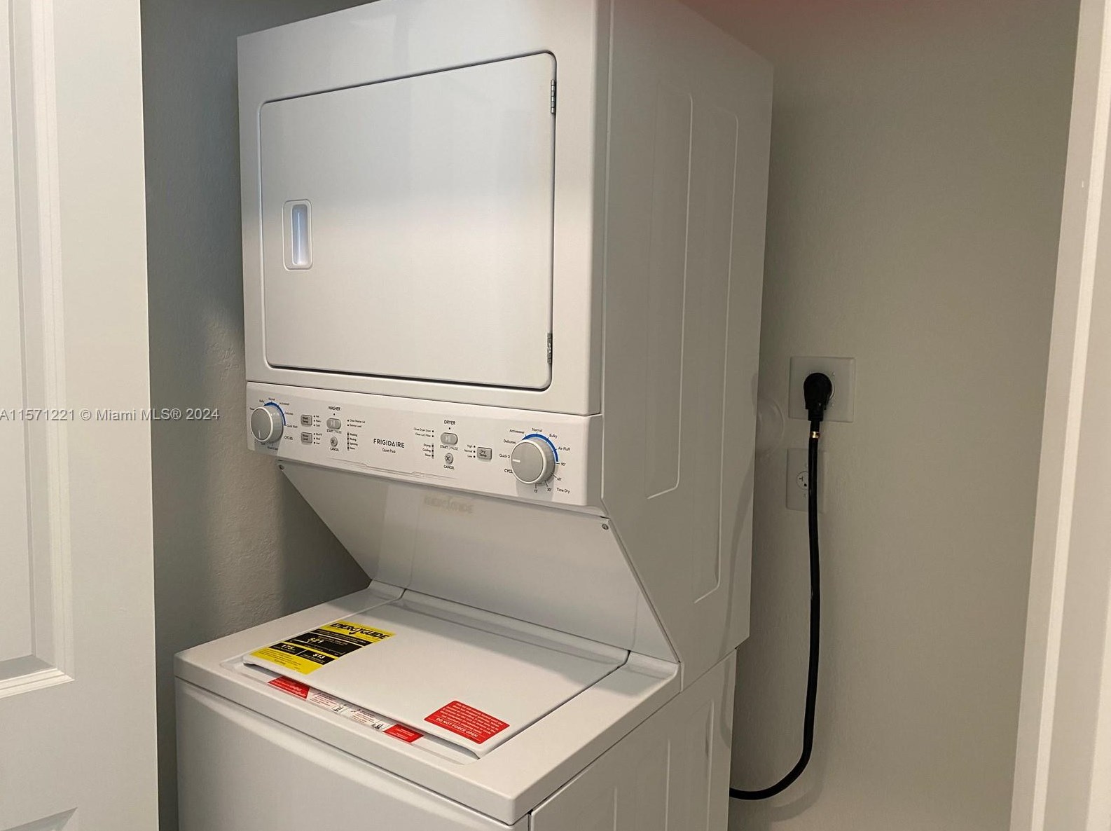 588 207th St, Miami FL 33179-2440 exterior