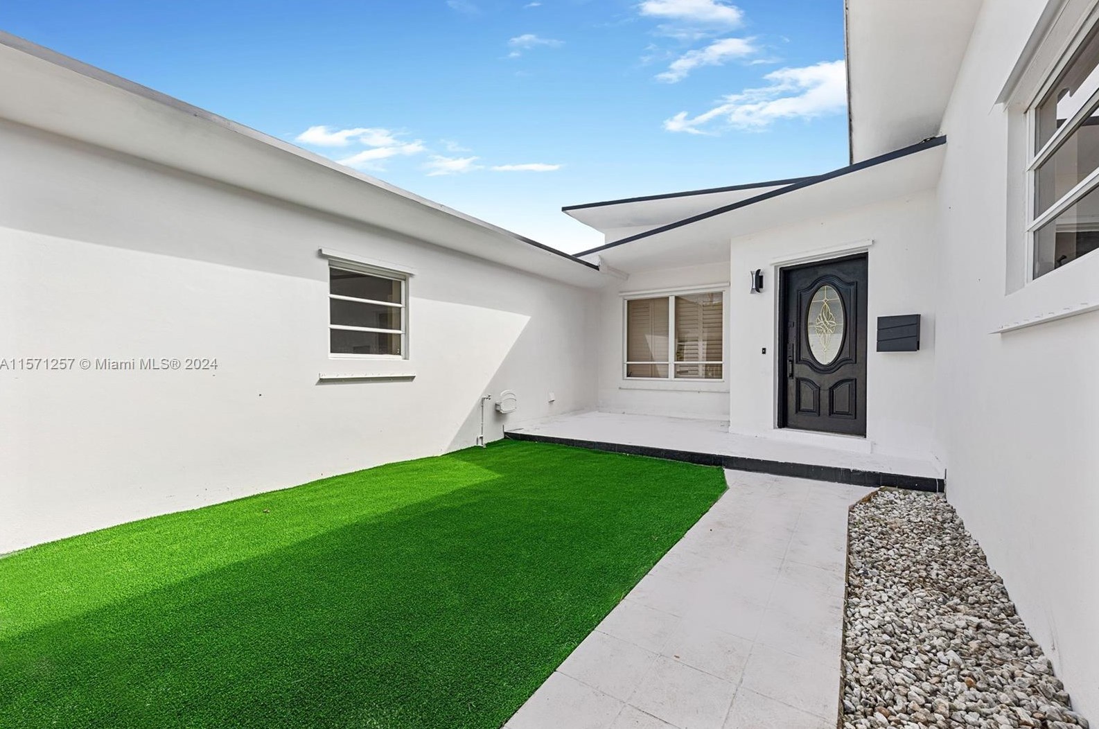 7525 Adventure Ave, Miami, FL 33141-4107