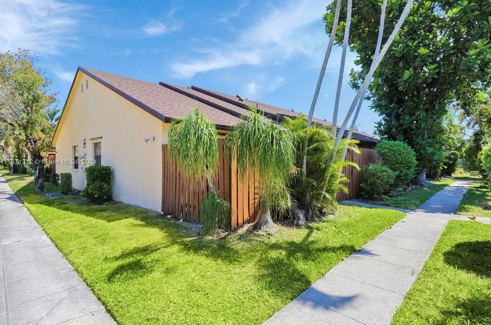 513 Springdale Cir, Lake Worth, FL 33461-1531