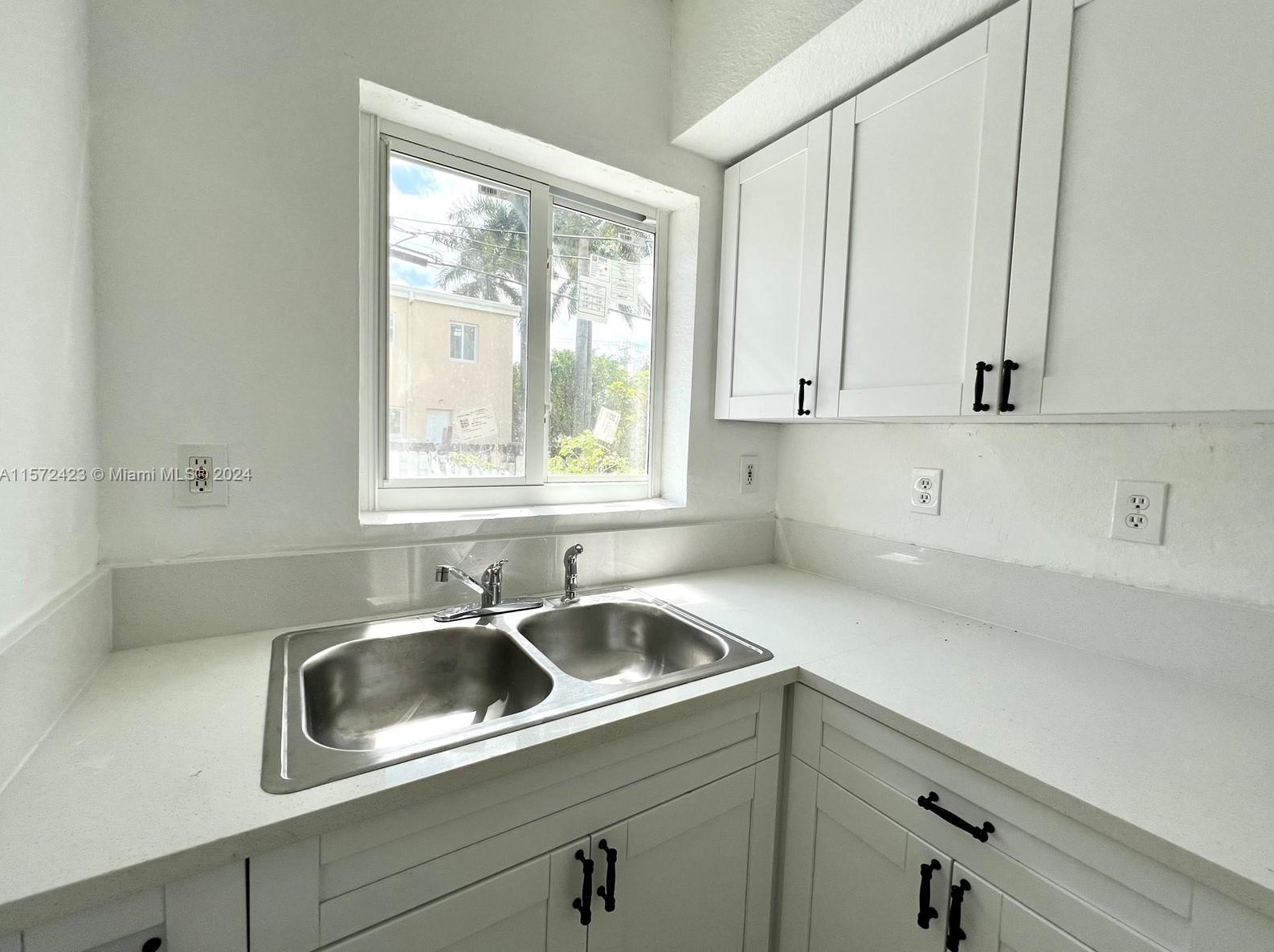 444 84th St, Miami, FL 33150-2629