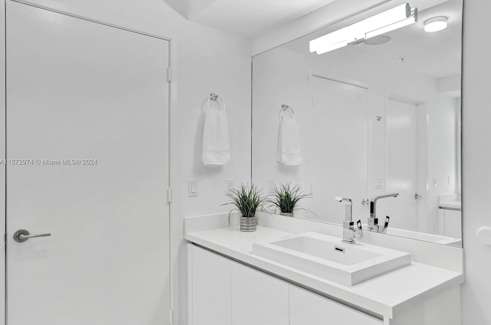 330 Sunny Isles Blvd, Miami FL 33160-4211 exterior