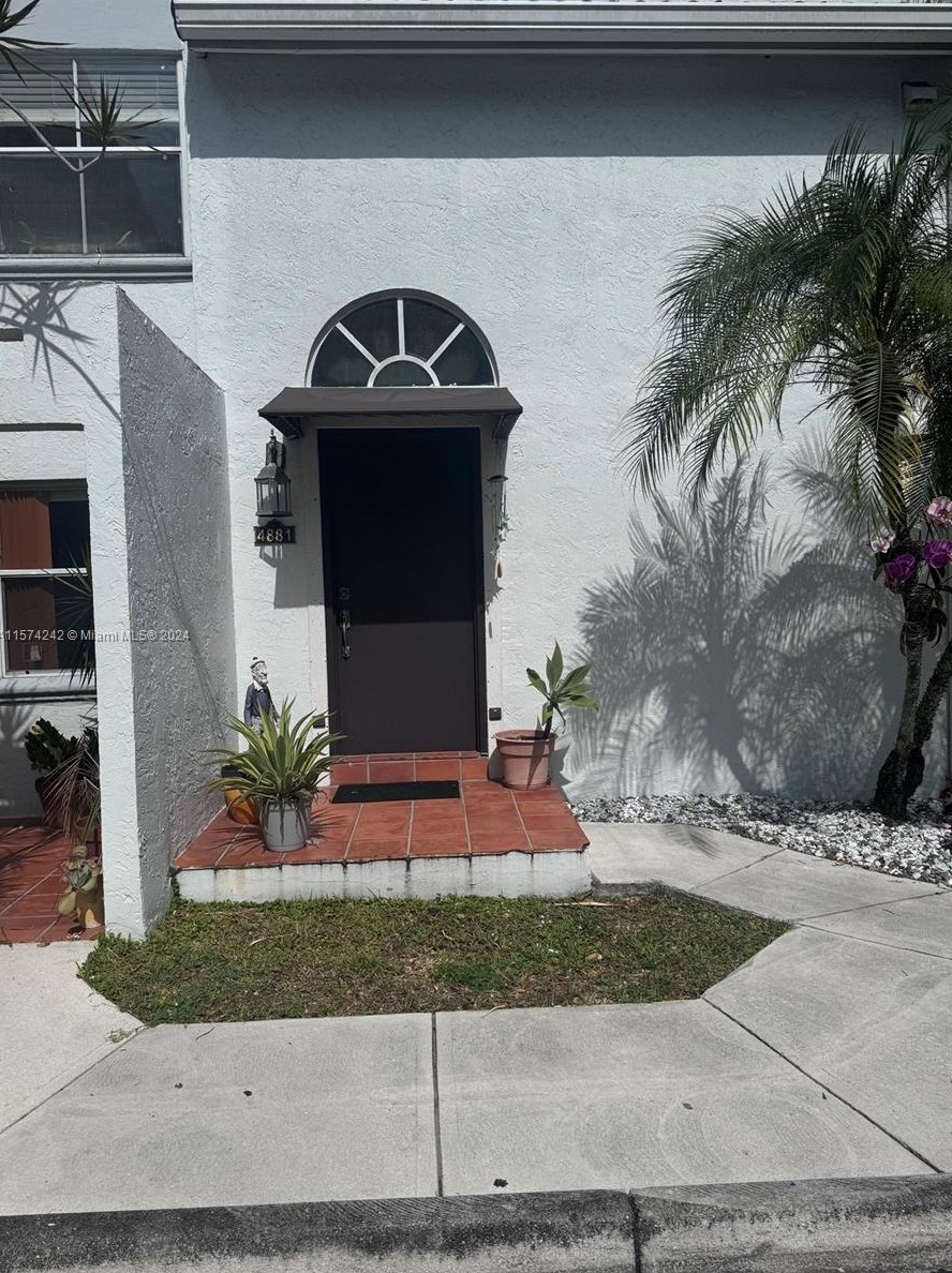 4881 97th Ct, Miami, FL 33178-1998
