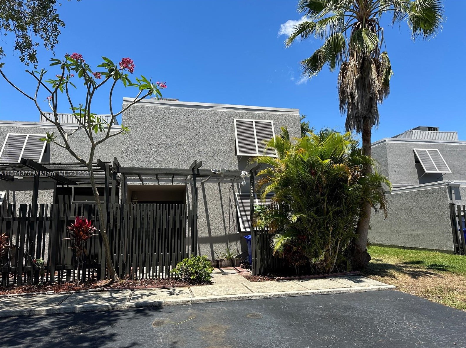 11253 Nw 15th Pl, Hollywood, FL 33026