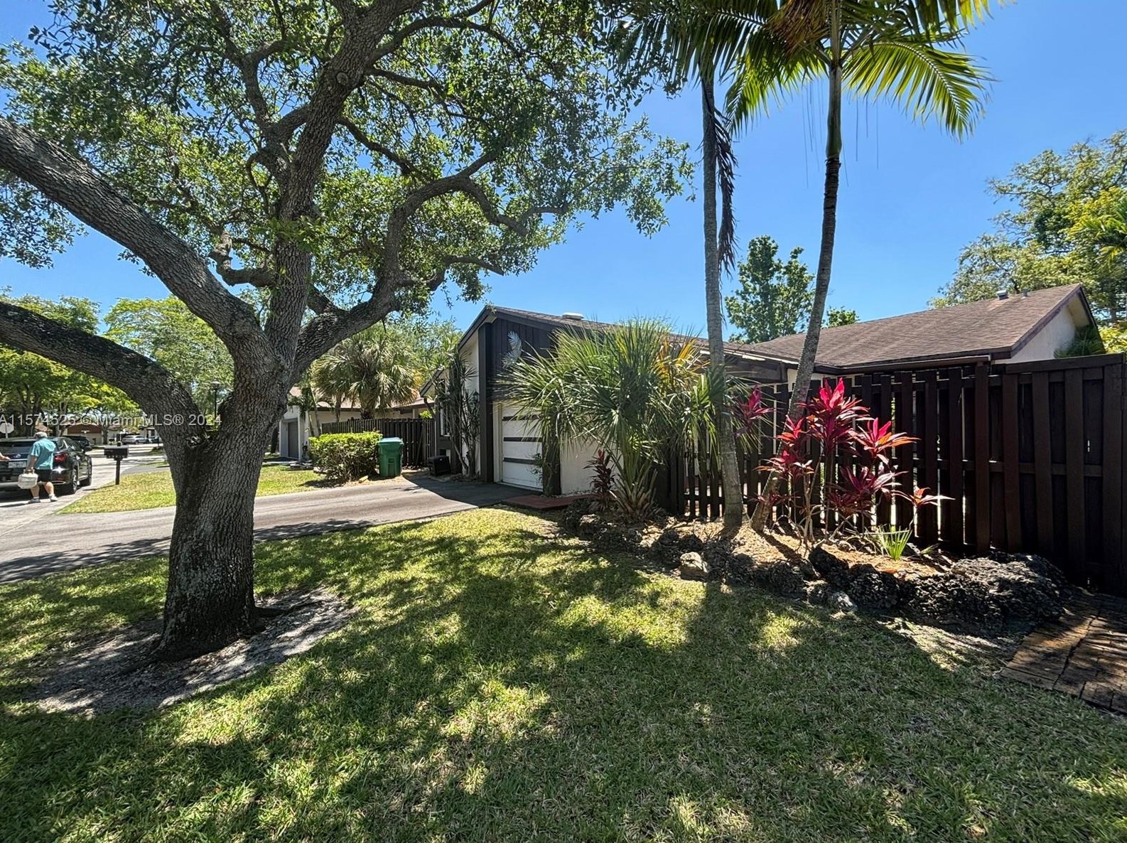 13616 115th Ln, Miami, FL 33186-4444