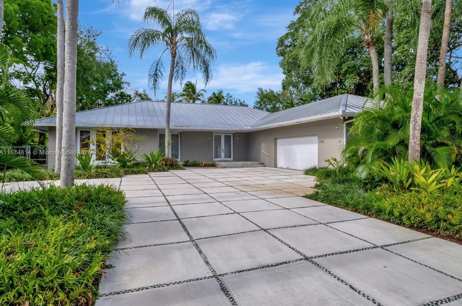 5765 84th St, Miami, FL 33143-8217