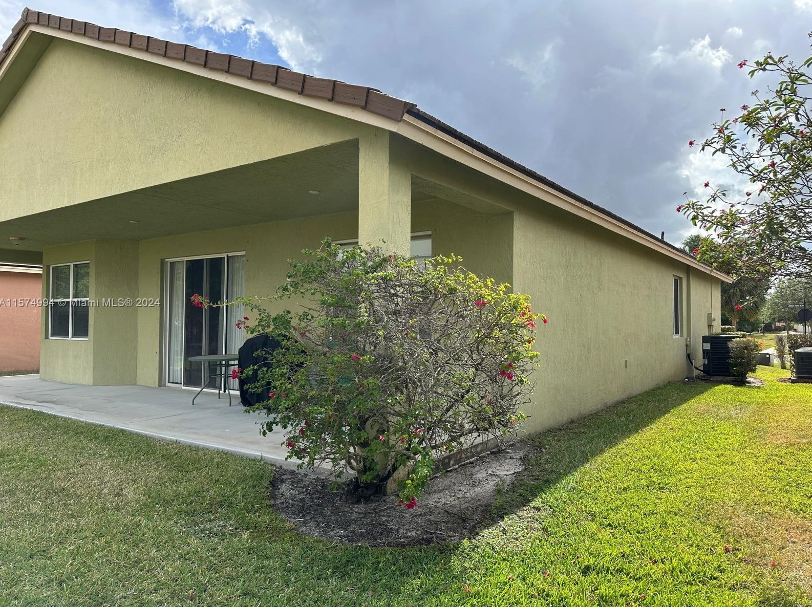 9740 Lindale Trace Blvd, Fort Pierce FL 34987-2411 exterior