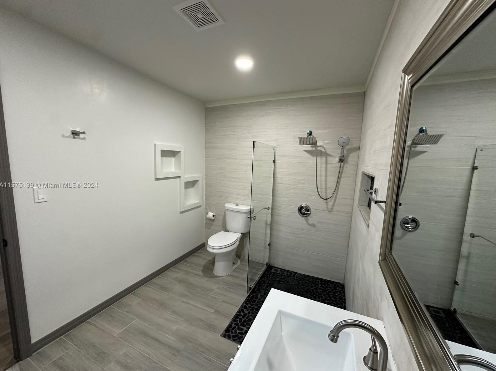2415 52nd St, Miami, FL 33142-8014