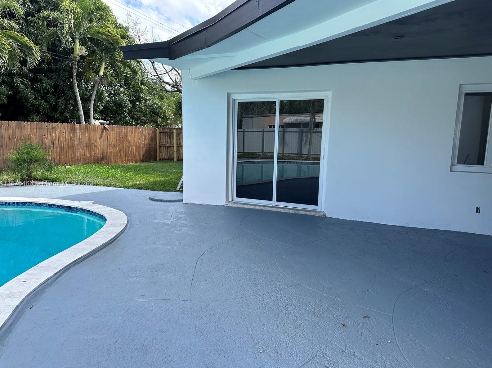 530 East Dr, Miami FL 33162-1928 exterior