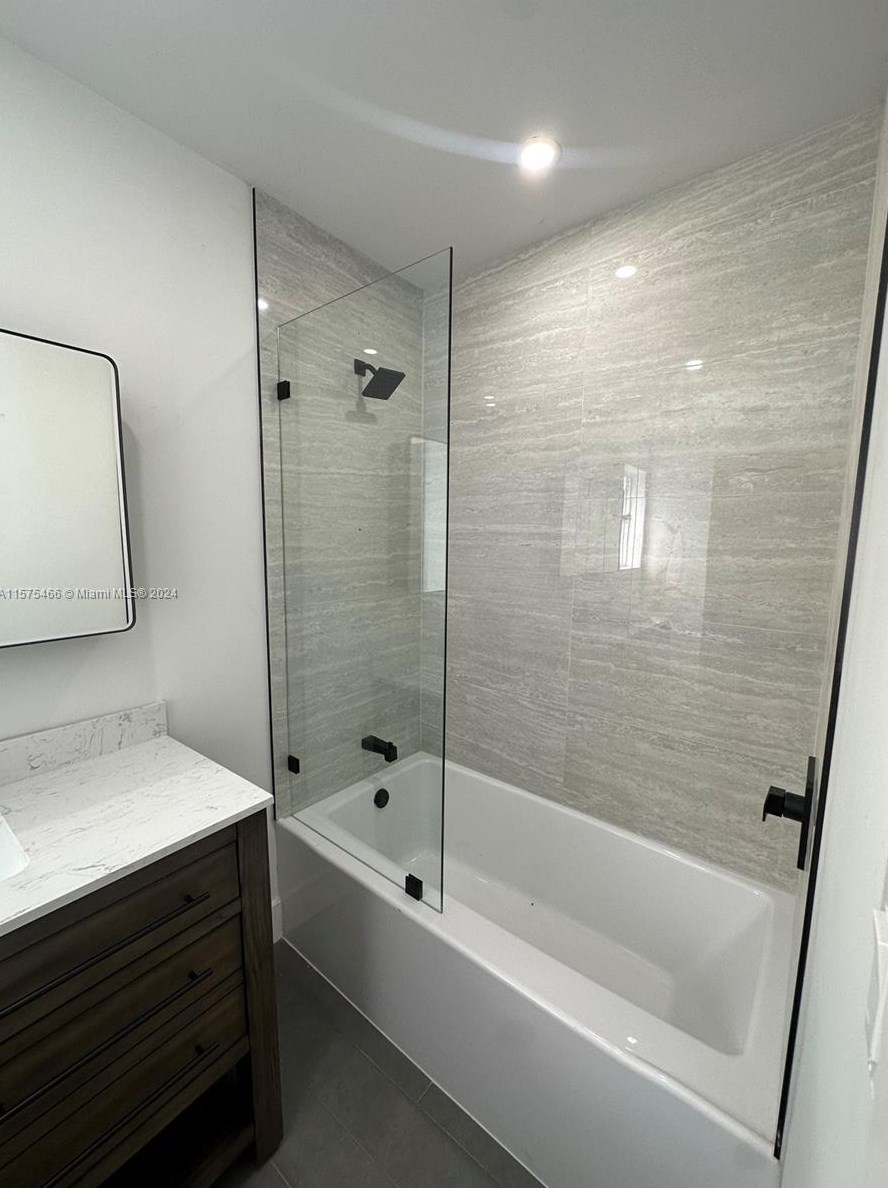 530 East Dr, Miami FL 33162-1928 exterior