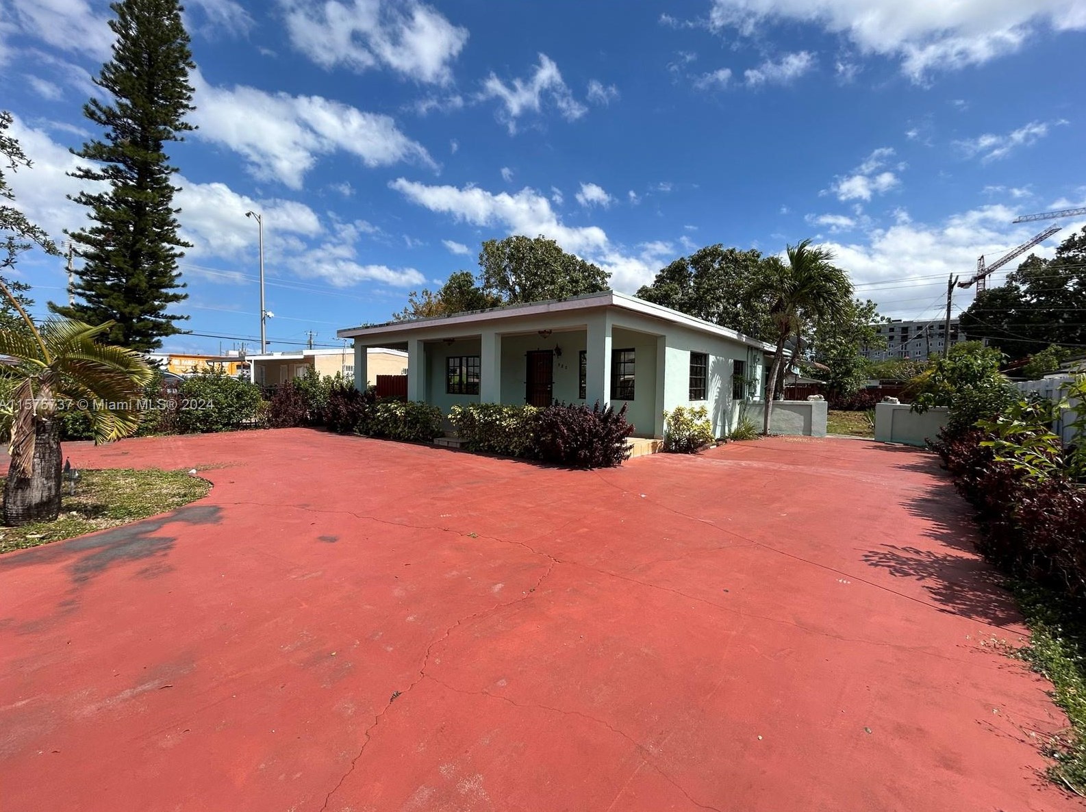 982 28th St, Hialeah, FL 33010-1235