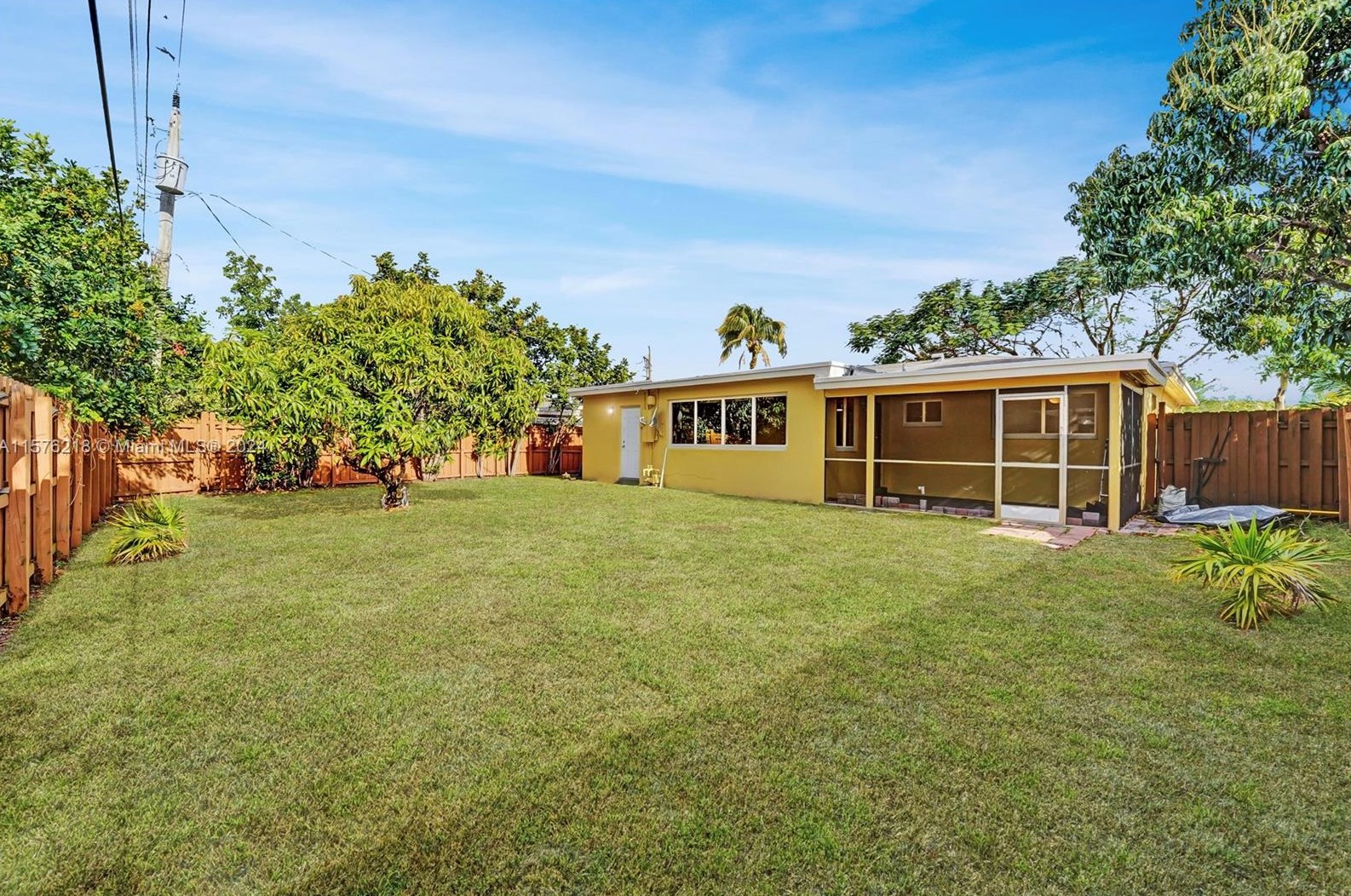 6750 Cody St, Hollywood, FL 33024