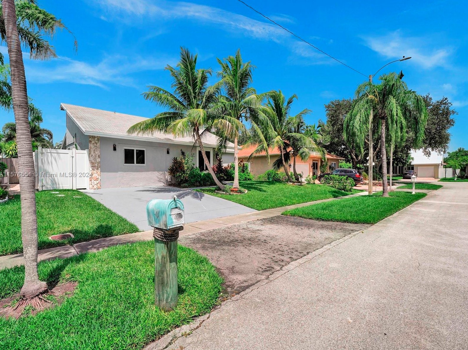 704 Se 3rd Ln, Dania Beach, FL 33004