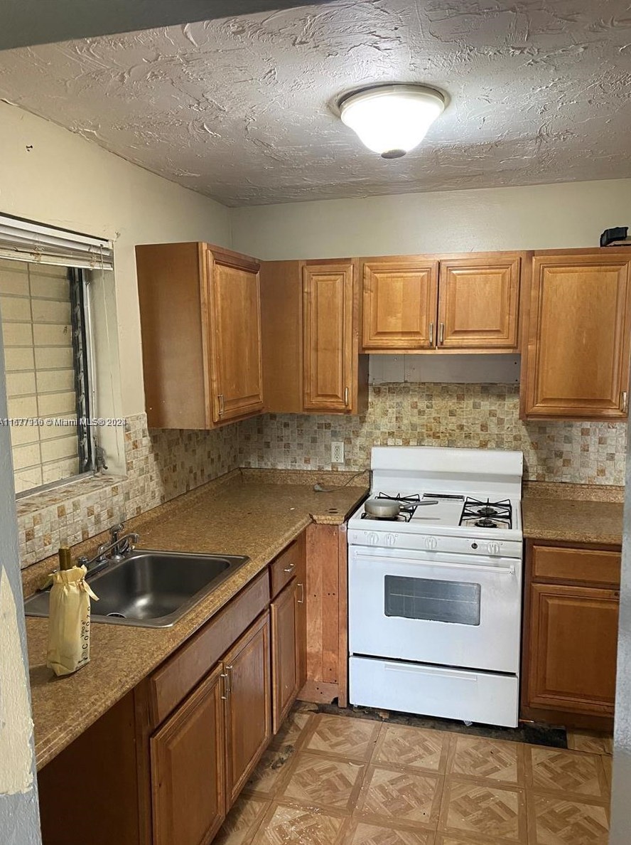 1641 43 St, West Palm Beach FL  33407-3844 exterior