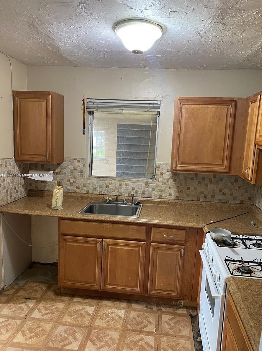 1641 43 St, West Palm Beach FL  33407-3844 exterior