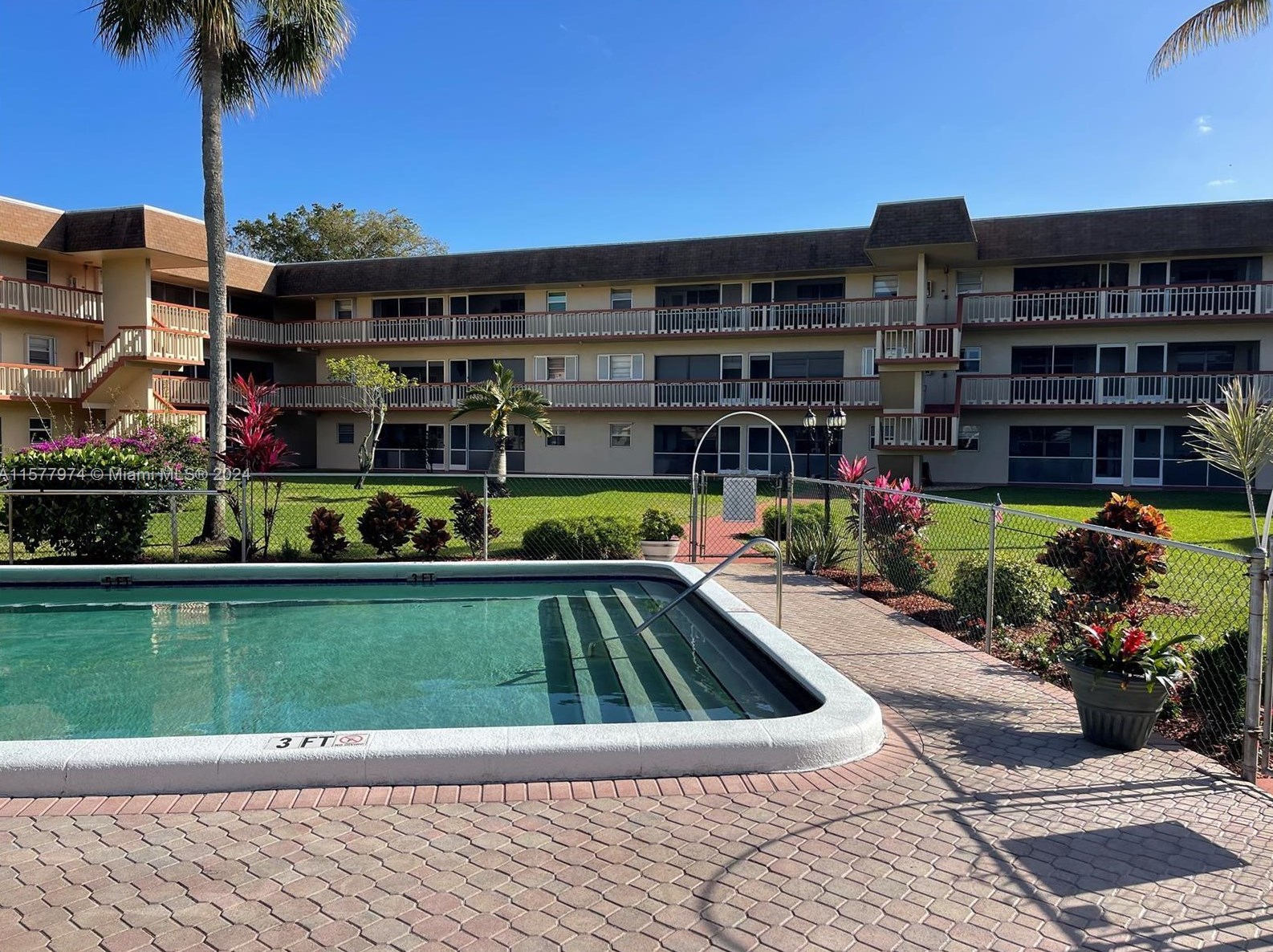 5300 Washington St, Hollywood FL  33021-7750 exterior